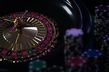 Live dealer conducting blackjack at alexi17 Caishen Wins studio
